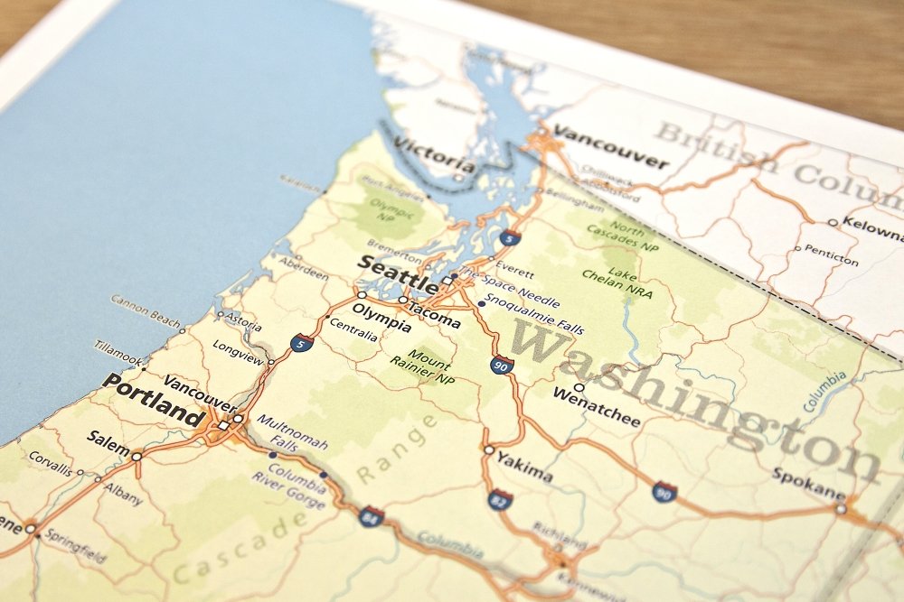 De kaarten bevatten onder andere (snel)wegen, steden en diverse bezienswaardigheden.