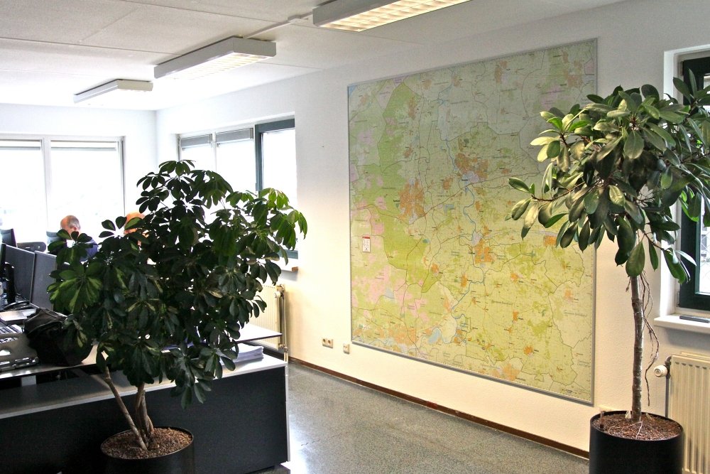 Beschrijfbare kaart van het werkgebied van een afvalverwerkingsbedrijf, met aluminium omlijsting.