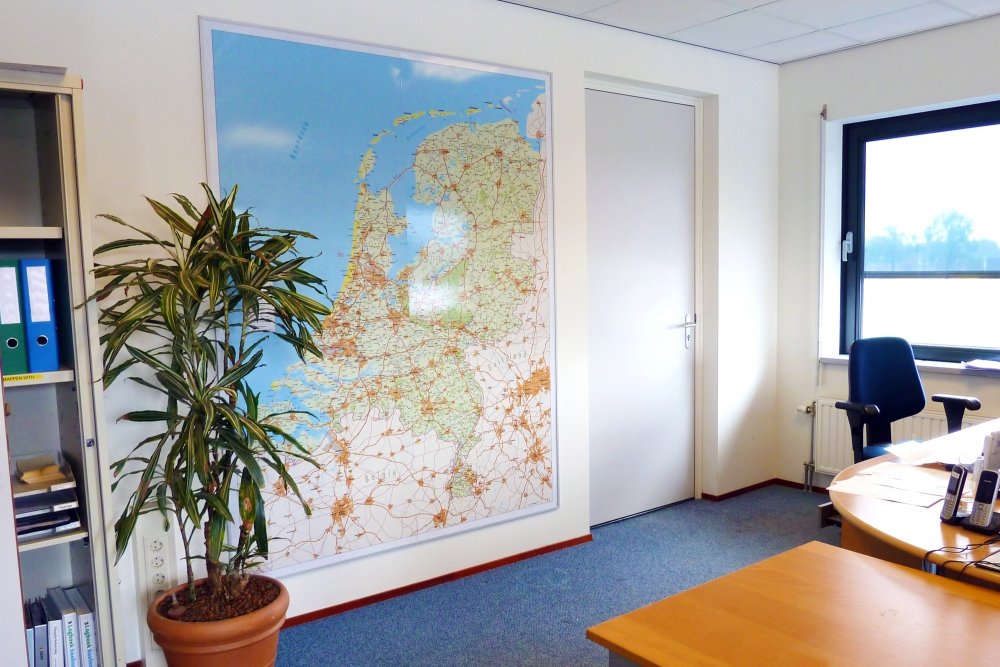 Magnetische wandkaart van Nederland, voorzien van een omlijsting.