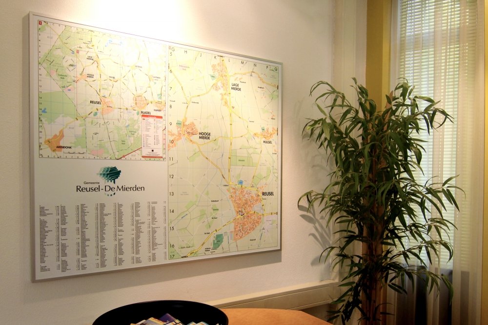 Ingelijste stratenkaart met register van de gemeente Reusel-De Mierden.