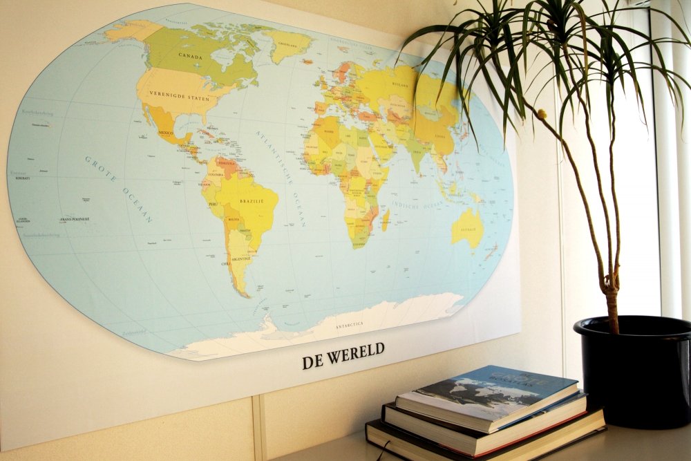 Wereldkaart afgedrukt op een kunststof paneel.