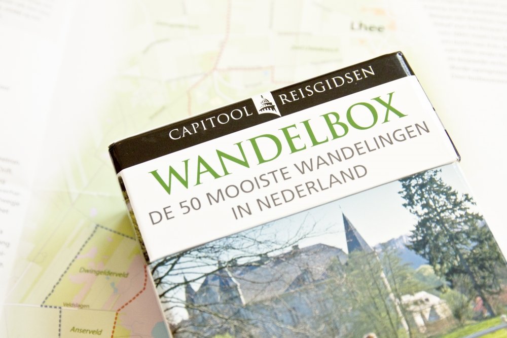 Capitool heeft een Wandelbox uitgegeven met 50 door EMK gemaakte wandelroutekaarten.