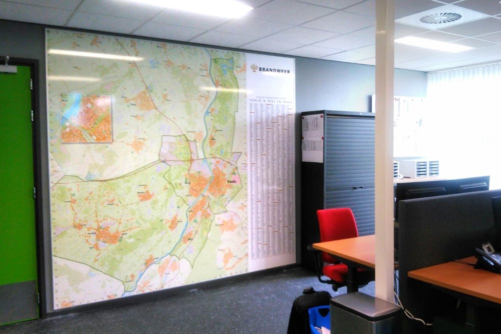 Magnetische wandkaart met register van gemeente Venlo en Peel en Maas, voorzien van een omlijsting.