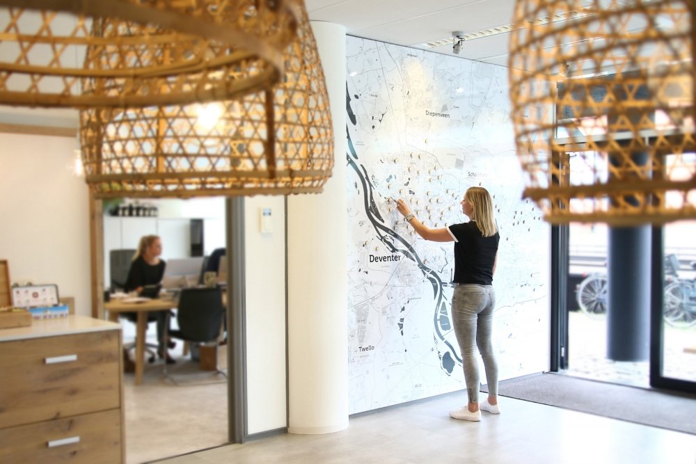 Magnetische wandkaart van Deventer in zwart-wit uitgevoerd.