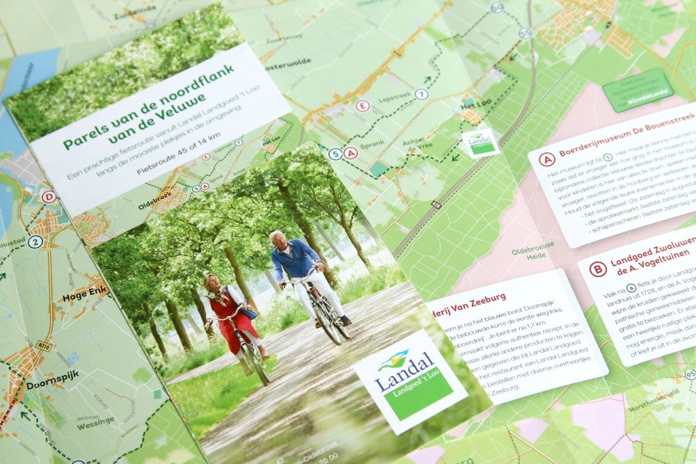 Vouwfolder met diverse fietsroutes vanuit Landal Landgoed 't Loo i.o.van Routebureau Nederland.