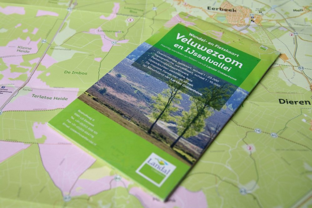 Een overzichtelijke fietskaart met fietsknooppuntennetwerk en topografische wandelkaart.