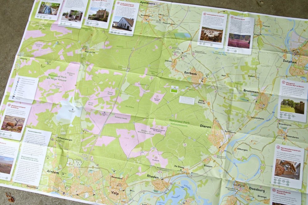 Op de vouwkaart zijn ook oplaadpunten voor e-bikes en de mooiste parels van de streek weergegeven.