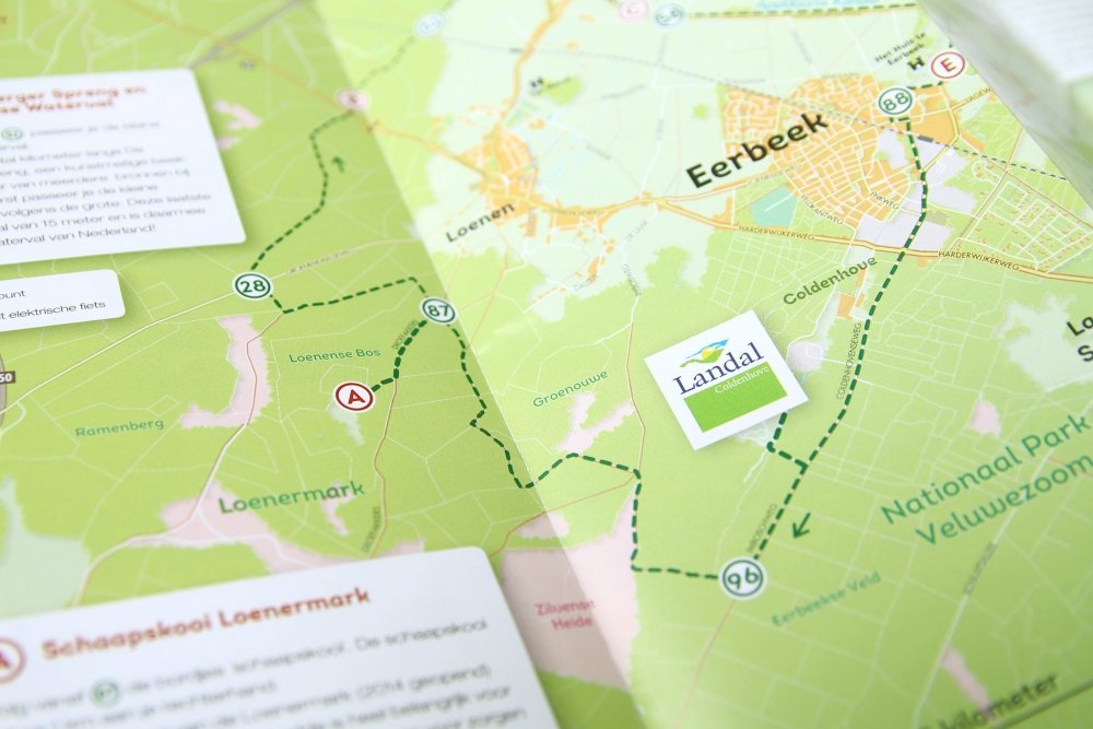 Vouwfolder met fietsroute vanuit Landal Coldenhove in opdracht van Routebureau Nederland.