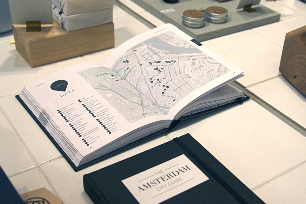 De City Guide van Amsterdam, uitgegeven door Terra in een handig pocket formaat.