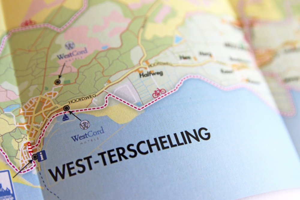 Vouwkaart van Terschelling met fietsroutes.