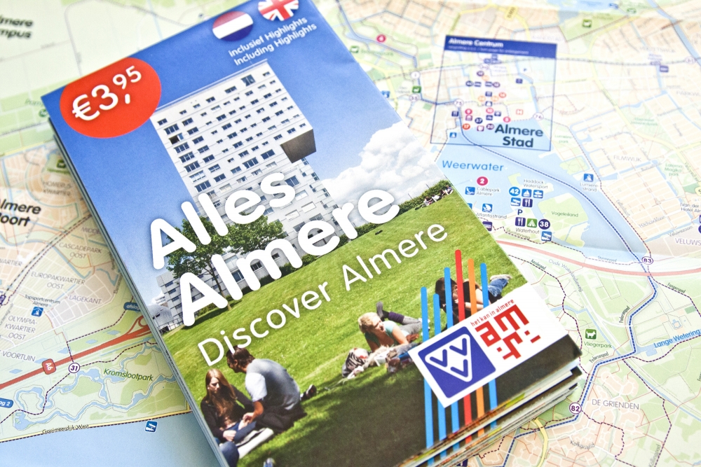 Vouwplattegrond met toeristische informatie van Almere in het Nederlands en Engels.