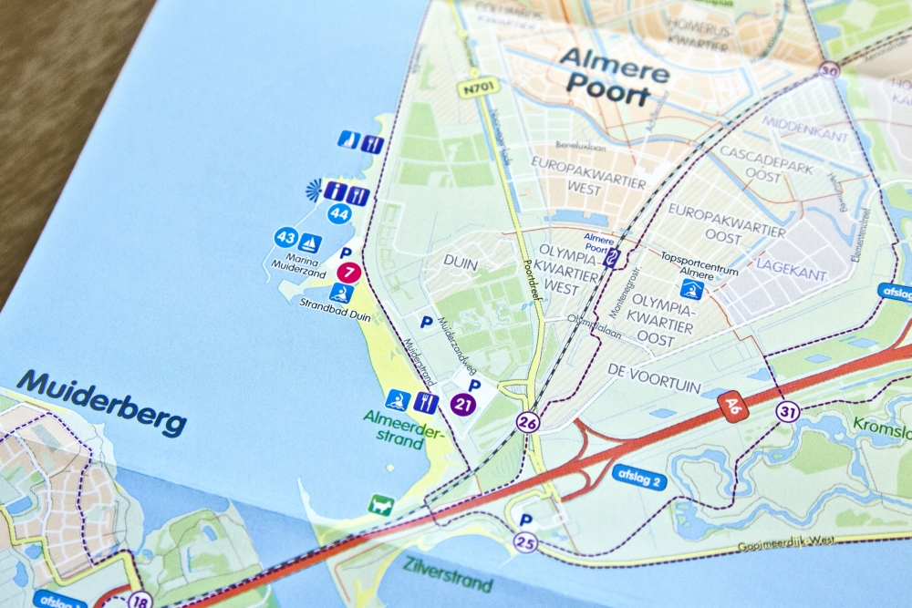 Op de plattegrond zijn onder andere het fietsknooppuntennetwerk, vaarroutes en highlights te zien.