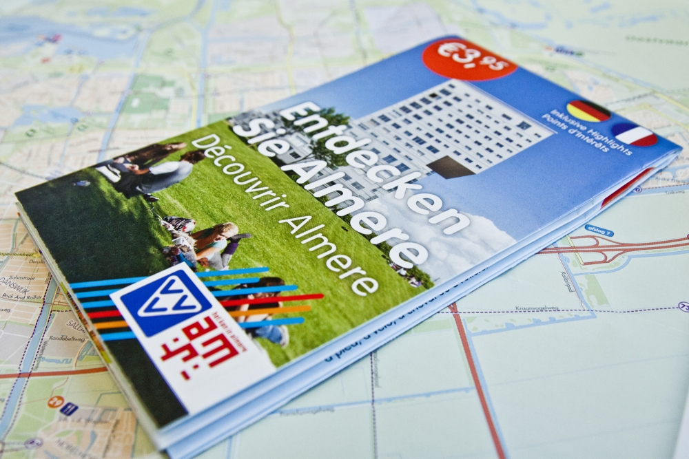 Voor buitenlandse toeristen is de kaart vertaald naar het Duits en Frans.