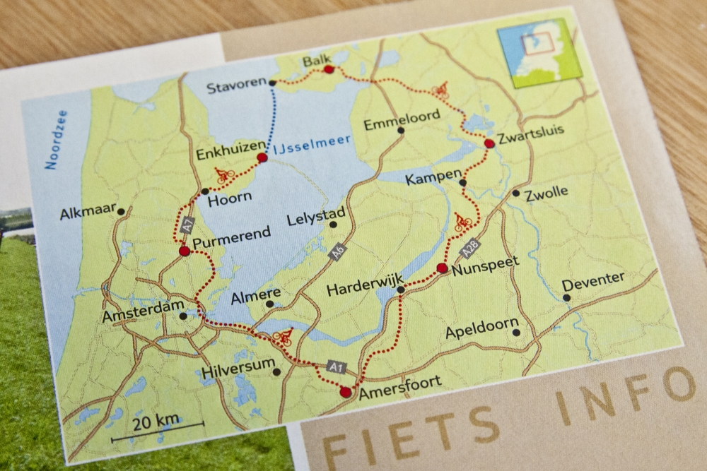 Fietsroutekaart van een rondje IJsselmeer op de fiets in de fietsgids. Fietsroutekaart van een rondje IJsselmeer op de fiets in de fietsgids.