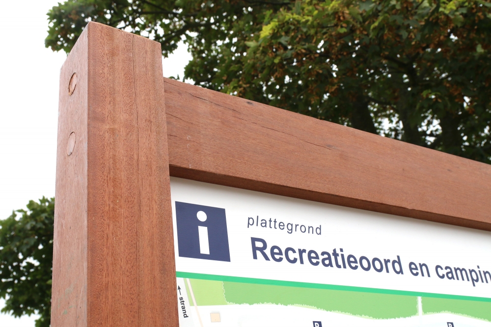 Plattegrond geplaatst in een duurzame houten standaard