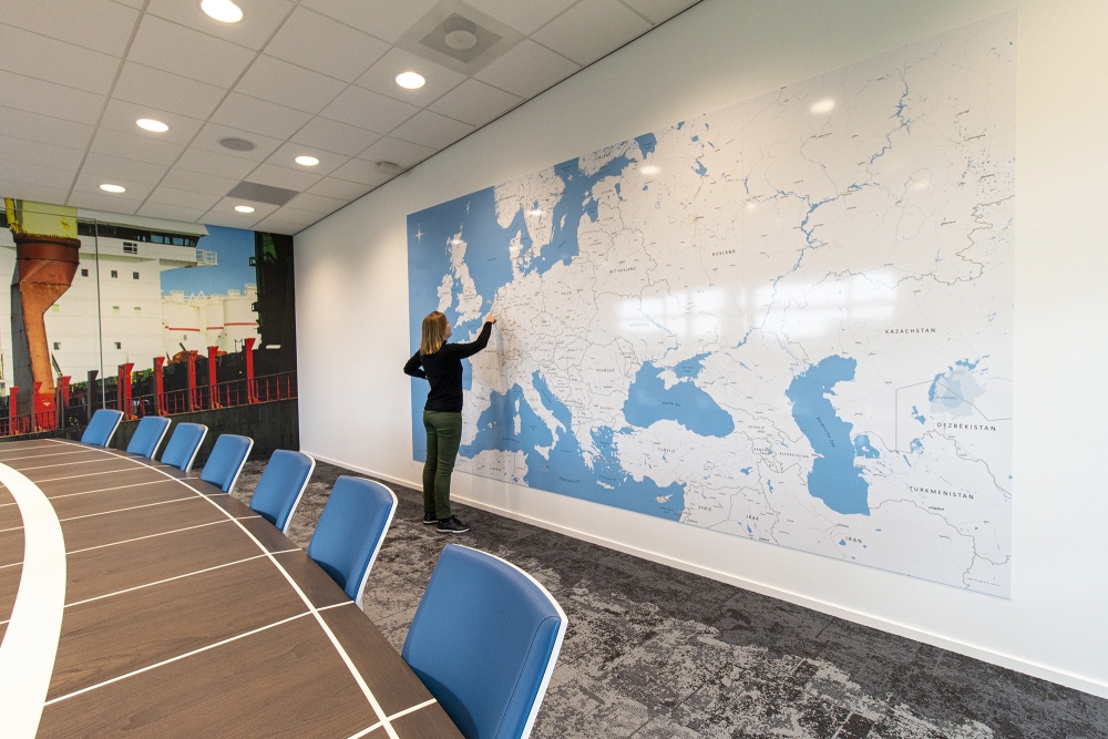 Wandkaart van Europa met alle water- en snelwegen.