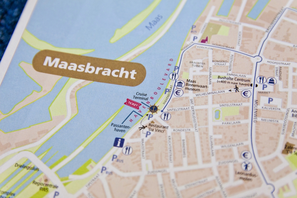 De toeristische kaarten bevatten vaarroutes en wandelroutes.