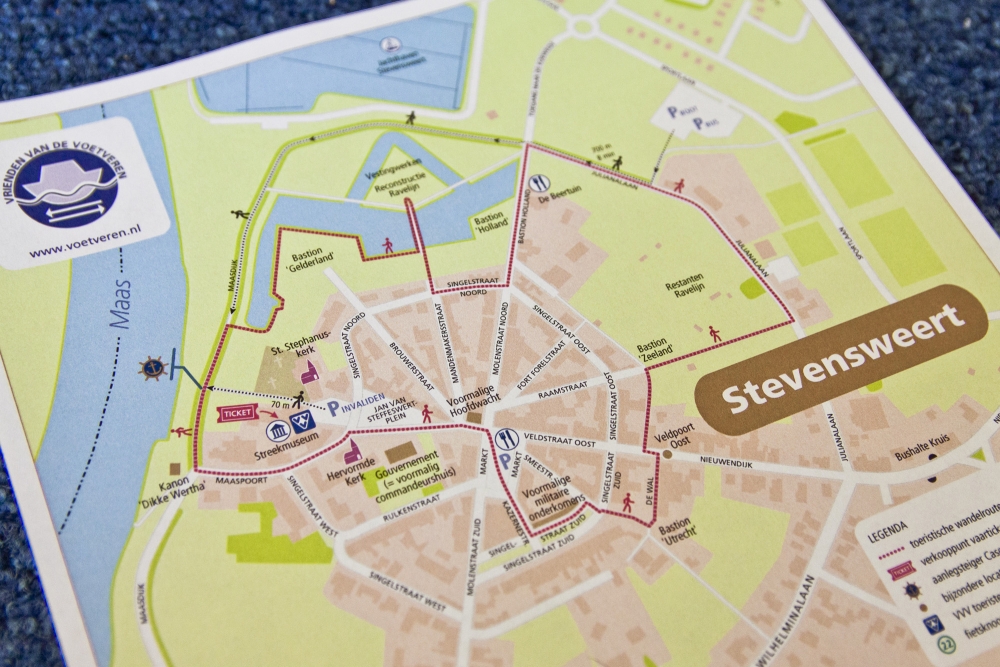 In Stevensweert is een centrumwandeling te zien, de aanlegsteiger van Rederij Cascade is aangegeven.