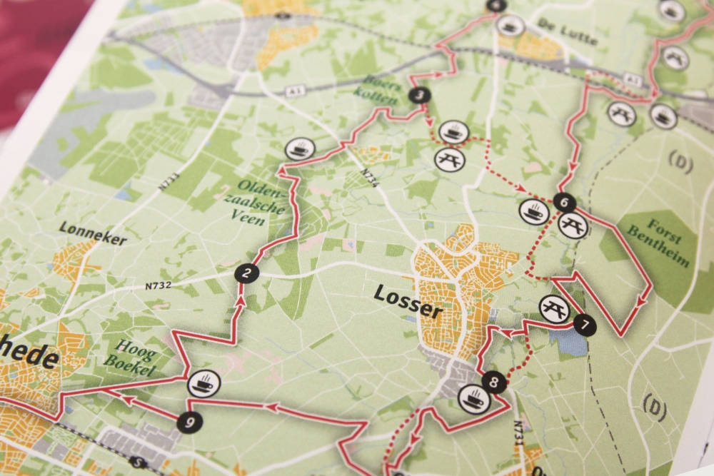 De fietsgidsen bevatten duidelijke kaarten met toeristische fietsroutes.