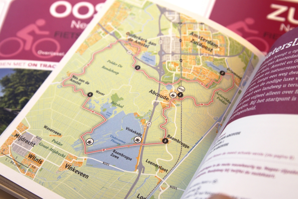 Op de fietskaarten worden de rijrichting en verschillende handige locaties weergegeven.