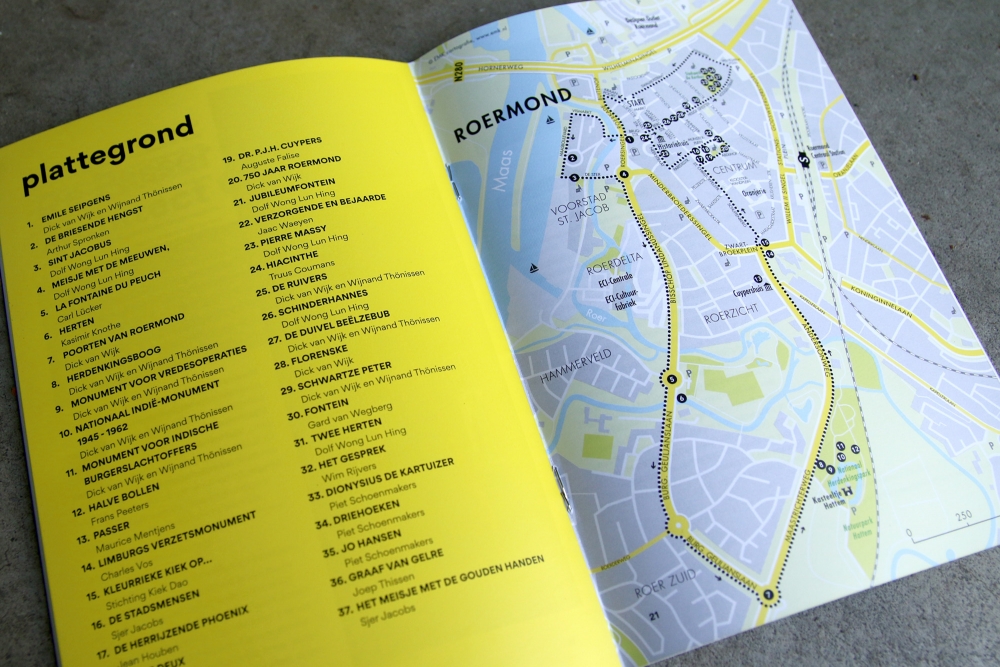 Overzichtelijke kaart van de wandelroute langs verschillende kunstwerken in Roermond