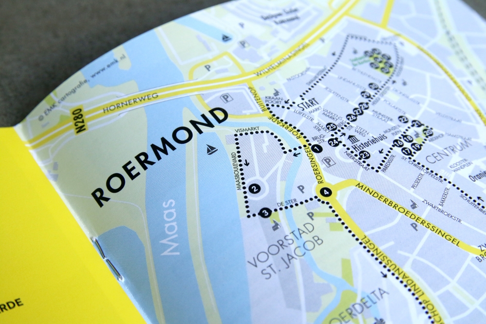 De route is duidelijk uitgelicht, de nummers corresponderen met het overzicht aan de linkerkant.