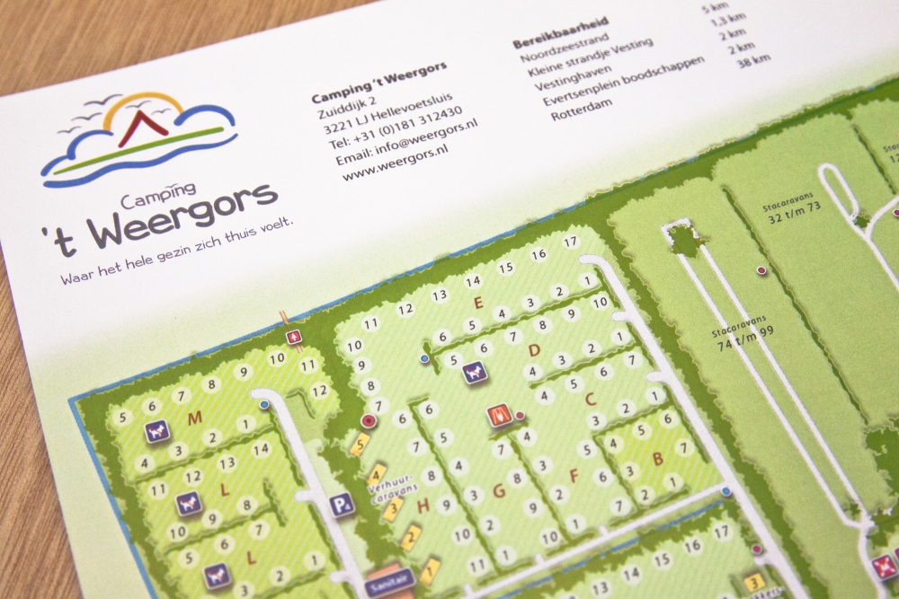 De campingplattegrond wordt in de huisstijl van de camping opgemaakt.