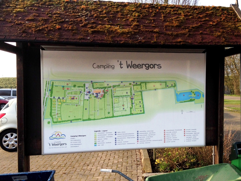 Deze plattegrond is gedrukt op een paneel en op een goede zichtlocatie geplaatst.