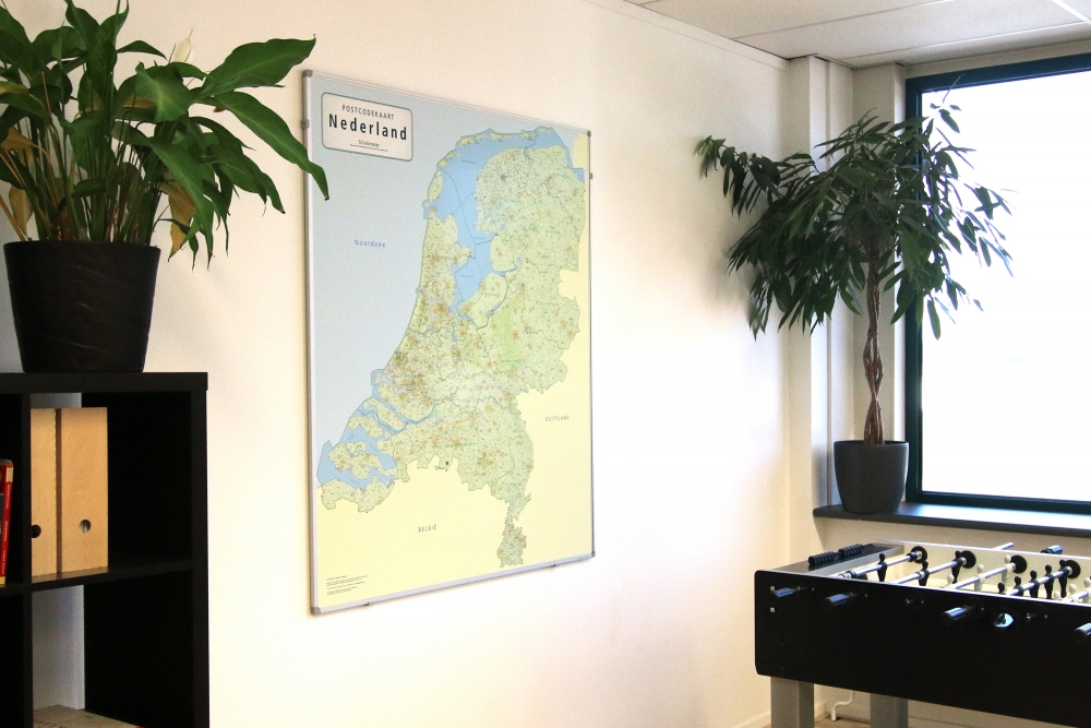 Postcodekaart van Nederland, uitgevoerd als beschrijfbaar magneetbord inclusief omlijsting.