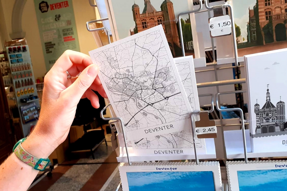 De lijnenkaart van Deventer is als ansichtkaart te koop bij de VVV in Deventer De lijnenkaart van Deventer is als ansichtkaart te koop bij de VVV in Deventer